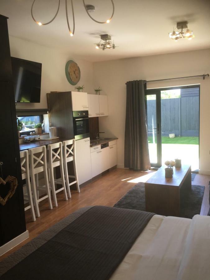 Willow Court Farm Studio South & Petting Farm, 8 Mins From Legoland & Windsor, 15 Mins From Lapland Uk Exteriör bild